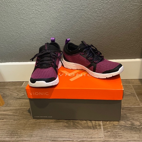 NIB - Cute purple athletic/walking shoes - size 5 - Picture 1 of 9